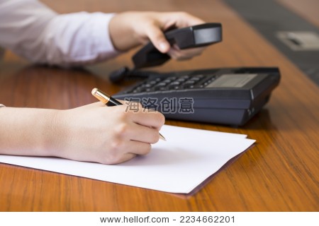 女人拿钢笔在纸上记录和拨打电话-商业\/金融,人