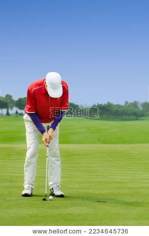 一位中年男子在打高尔夫-人物 ,运动\/消遣-海洛