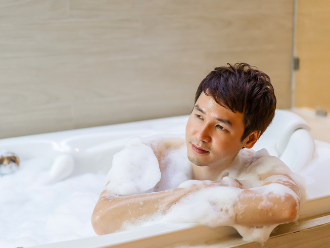 男性泡澡图片素材