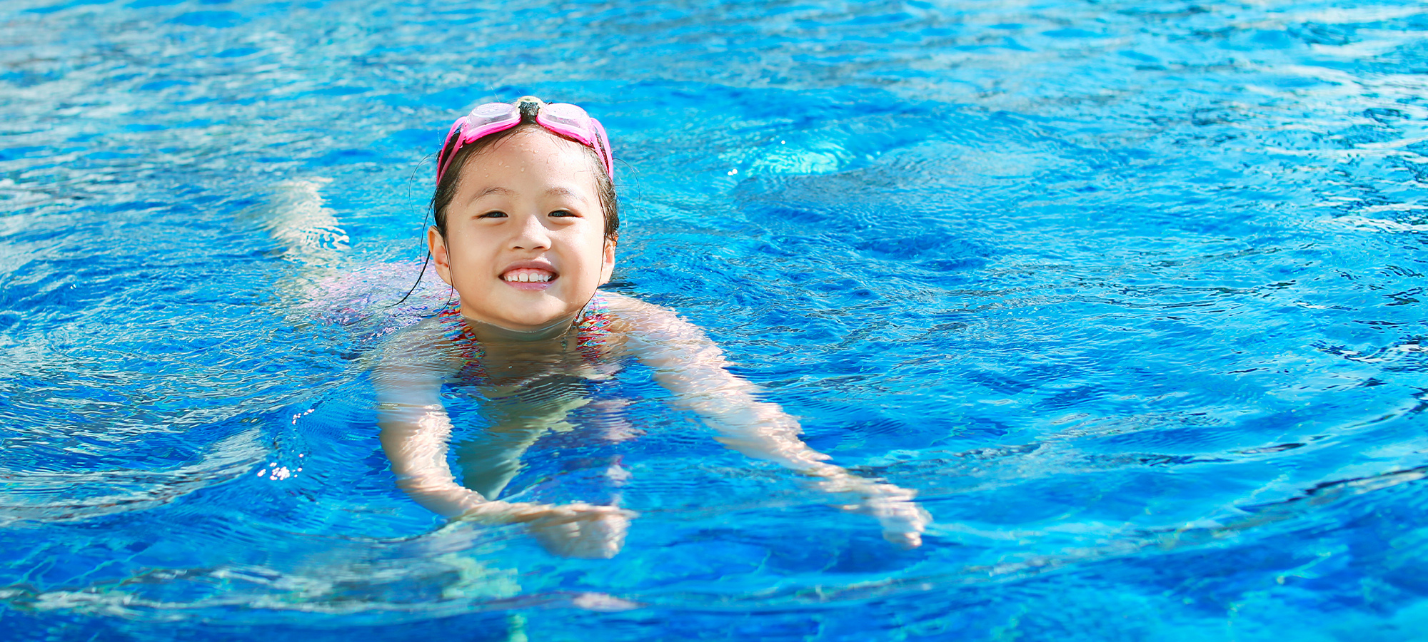 游泳的亚裔小孩