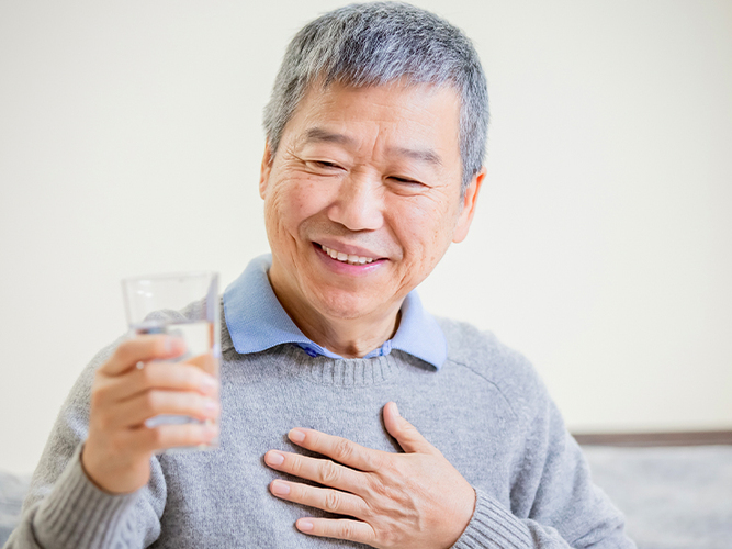 喝水的老人图片素材